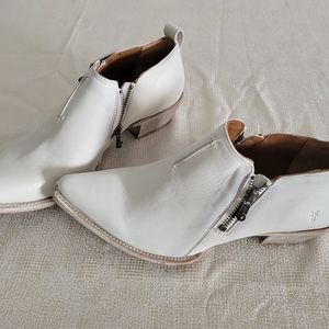 Frye Women's Sacha Moto Shootie White Booties. Size 10M